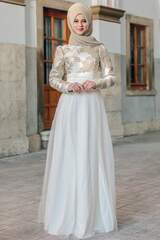 Ecru Farbe Nadide Abendkleid