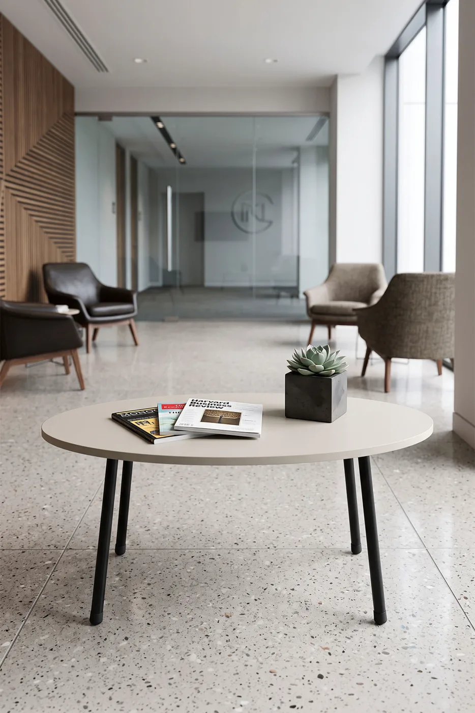Ovaler Couchtisch mit Metallbeinen - Creme
