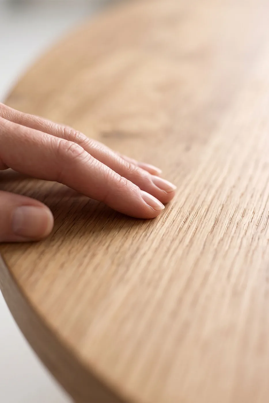 Ovaler Couchtisch mit gedrechselten Holzbeinen - Atlantik Kiefer