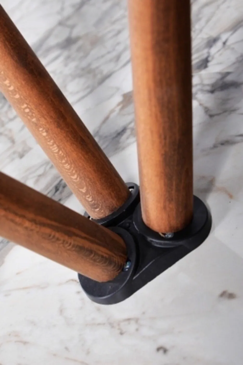 Set tavolino da salotto e tavolini a incastro quadrati con gambe in legno tornito - effetto marmo bianco